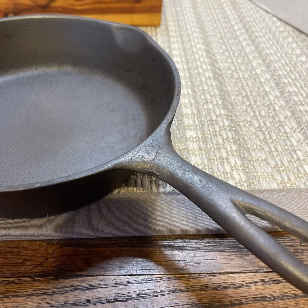 Vintage Unmarked Wagner #5 minor pitting mold shift on outside Recently Seasoned